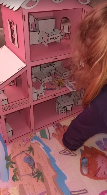Casa de boneca rosa para ludoterapia
