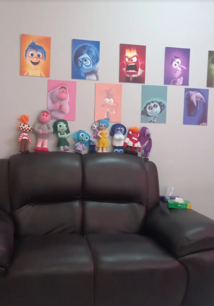 Personagens das emoções no sofá