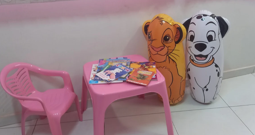 Móveis rosa com recortes de coração