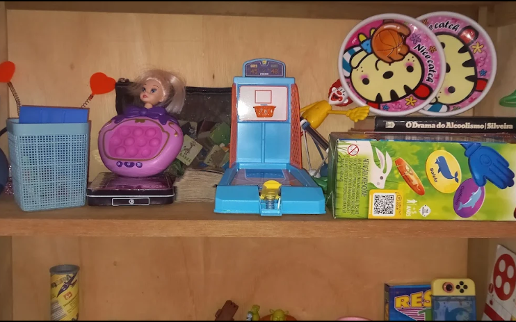 Prateleira com brinquedos diversos
